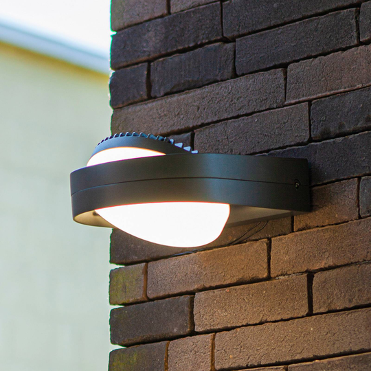 LED-utomhusvägglampa Fele med fällbar skärm