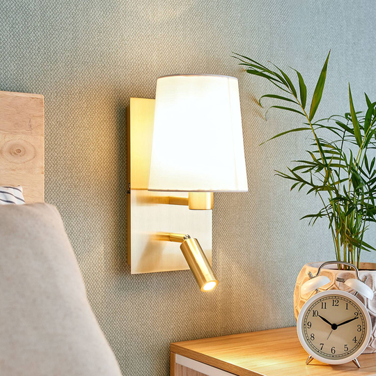 Vägglampa Aiden med LED-läslampa, vit, mässing