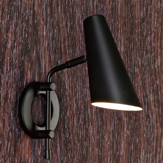 Vägglampa Cal med strömbrytare och kontakt