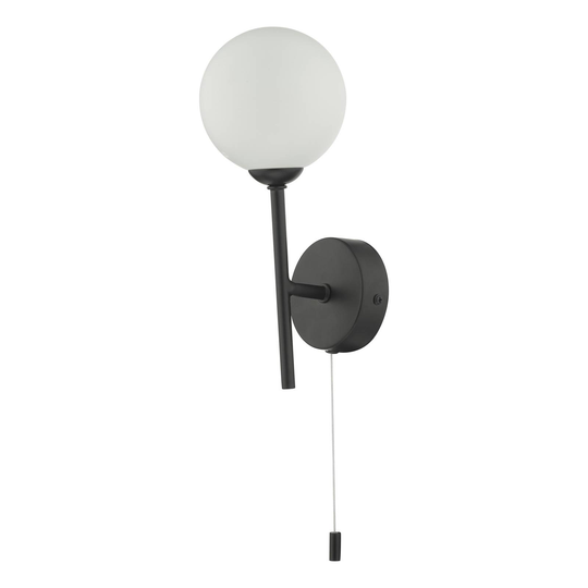 Vägglampa Cohen med opalvit glaskula