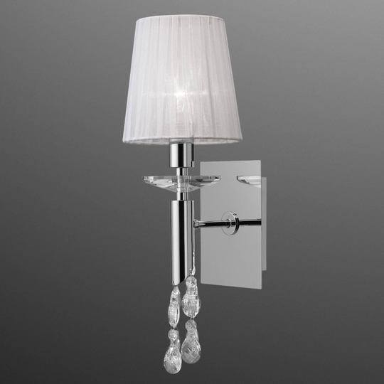 Vägglampa Lilja med en sidenskärm