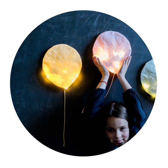 Vägglampa lysballong gul, Ekaterina Galera