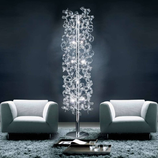 Golvlampa Crystal med dekorerad stav