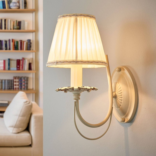 Elegant vägglampa Olivia, veckad skärm