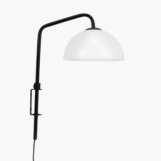 Dyberg Larsen Jazz vägglampa, opal/svart