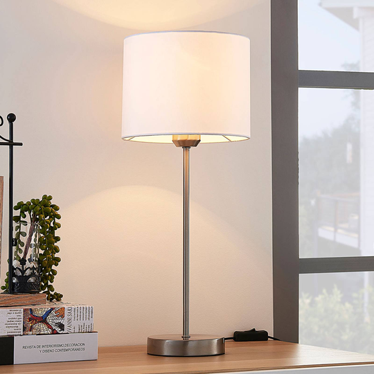 Vit bordslampa Annatina med tygskärm