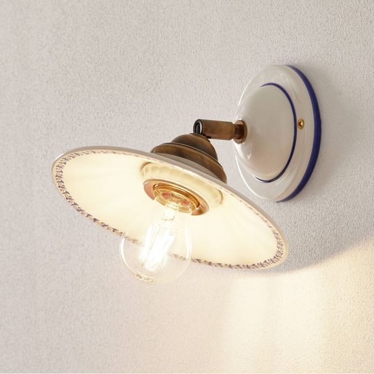 Vacker vägglampa IL PUNTI med keramikskärm