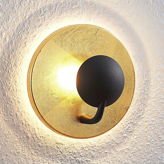 Lindby Lou LED-vägglampa i svart-guld