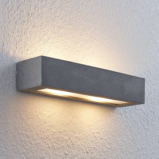 Lindby Nellie LED-vägglampa betong, bredd 36 cm