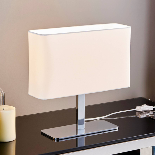 Kantig, vit tygbordslampa Nisa