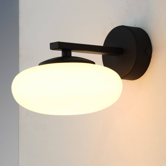 Vägglampa Marika med glasskärm