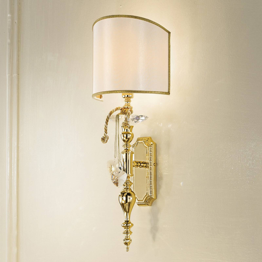 Helt igenom klassisk vägglampa Teodora