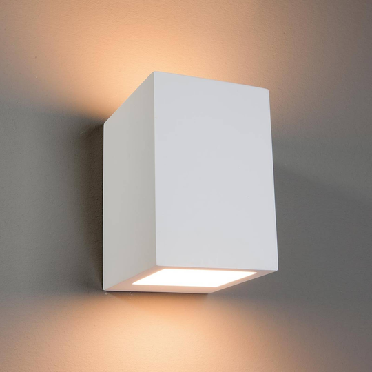 Zaio - kantig halogenvägglampa, målningsbar
