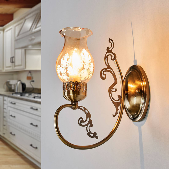 Vägglampa Heti med glasskärm och antikt utseende