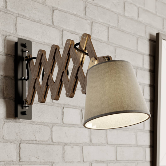 Vägglampa Tosca S med saxarm av trä