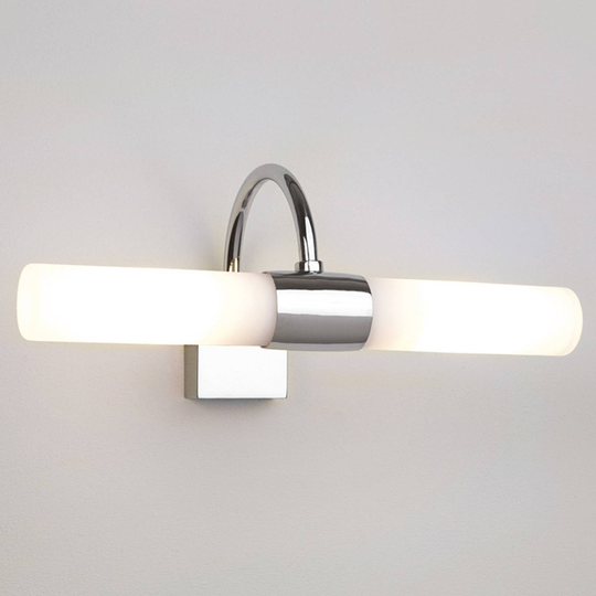 Vit vägglampa DAYTON för badrumsspegeln