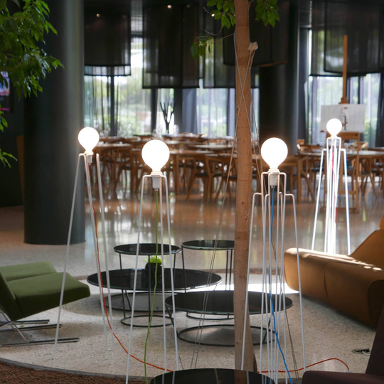 GRUPA Model M2 LED-golvlampa vit, röd kabel