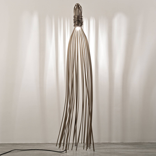 Hugo - ovanlig golvlampa
