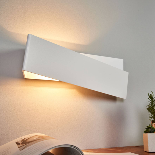 Vägglampa Zig Zag i vitt 43 cm