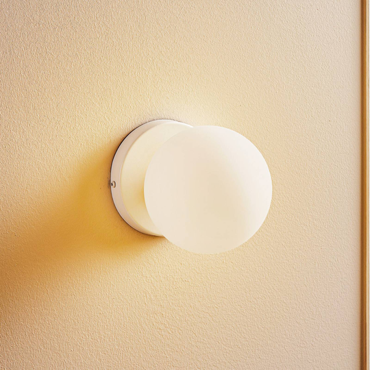 Vägglampa Kiba vit/guld med glaskulskärm