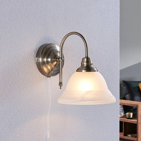 Vägglampa Hanna med antikt utseende