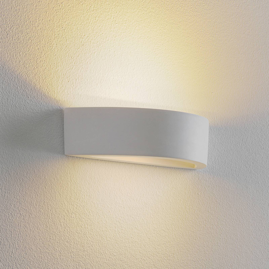 Böjd vägglampa Konstantin av vit gips