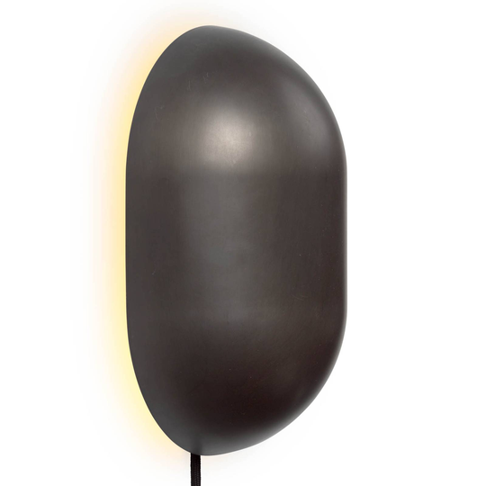 GUBI Howard vägglampa med kontakt gunmetal