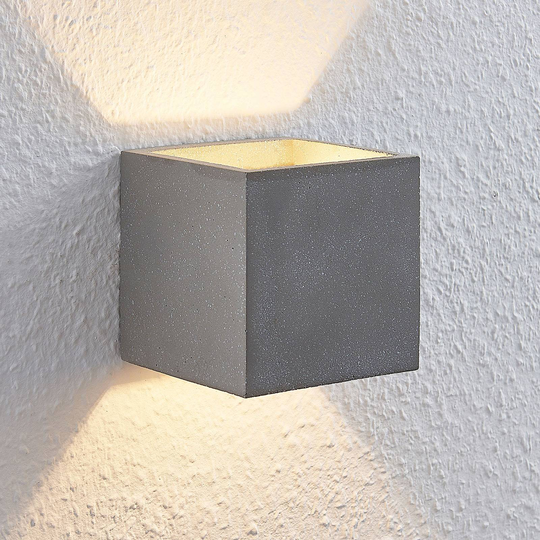 Lindby Nellie LED-vägglampa betong, bredd 11,5 cm