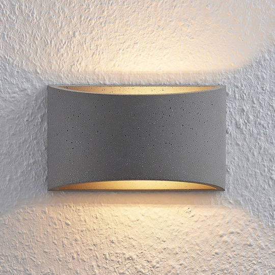 Lindby Edvin vägglampa av betong, halvrund