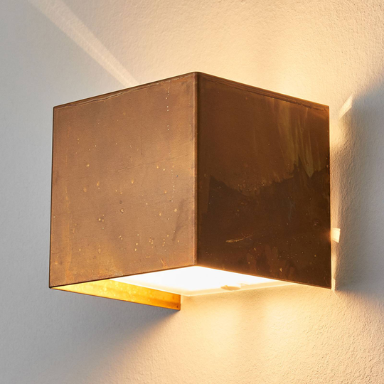 Vägglampa LOLA med oxiderad mässing