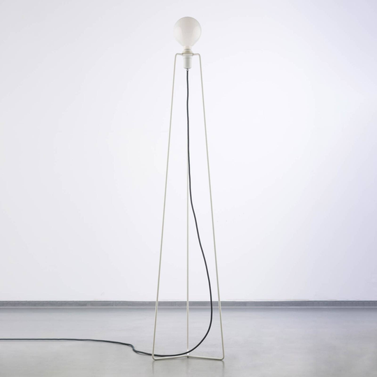 GRUPA Model M3 LED-golvlampa vit, svart kabel
