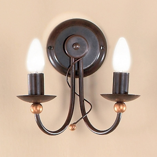 2 ljuskällor Vägglampa GARDA i lantlig stil