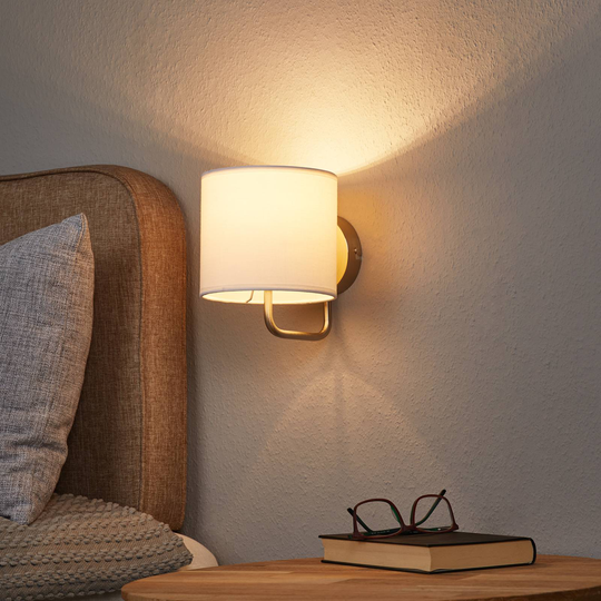 Vacker vägglampa Sandra i vitt