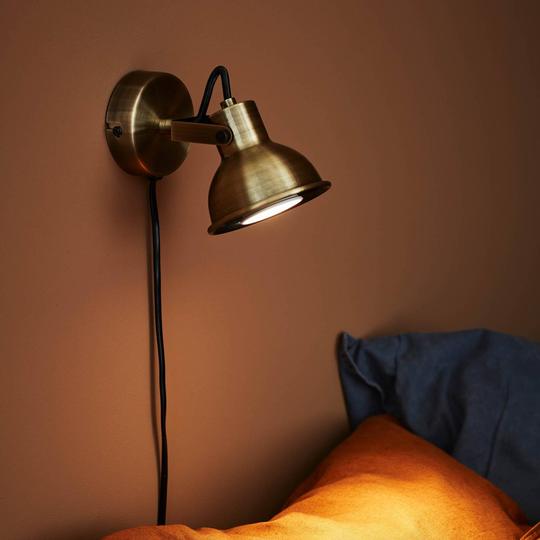 Vägglampa Rocco med strömbrytare i antik mässing