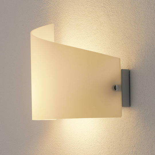 Vägglampa Moa med svängd glasskärm