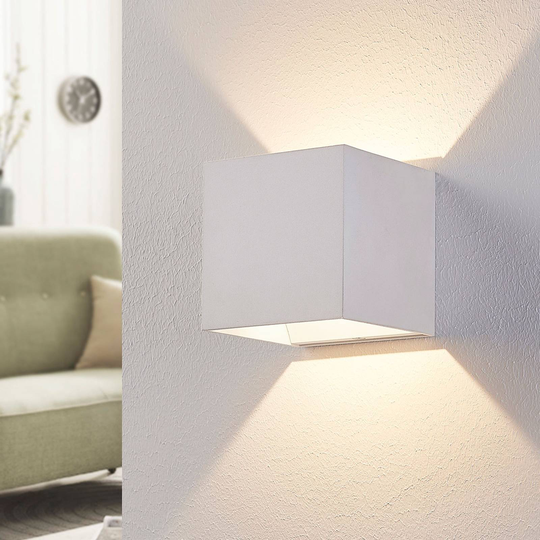 Vit LED vägglampa Esma i kubform