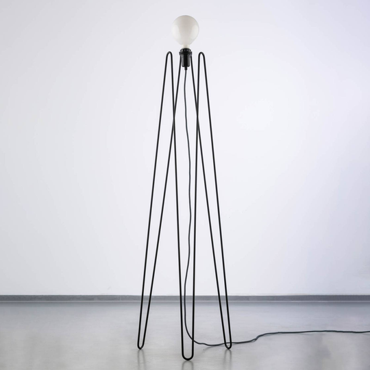 GRUPA Model M2 LED-golvlampa svart, svart kabel