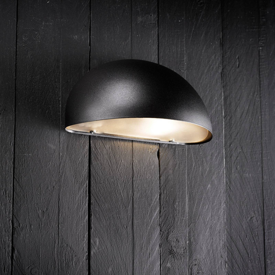 Vägglampa Bergen, halvrund, svart