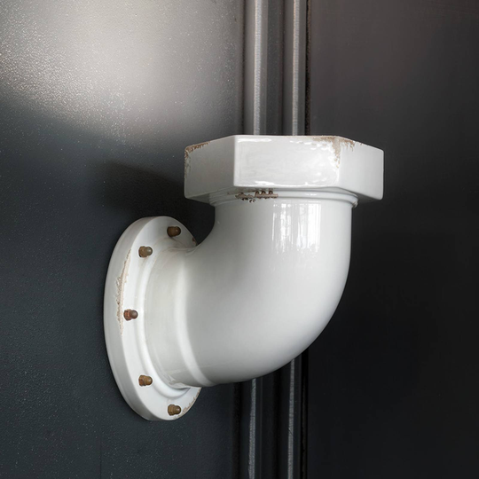 Vägglampa C1810 i rörform, vit
