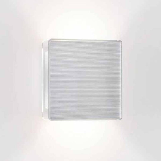 LED-vägglampa med ribbad framsida
