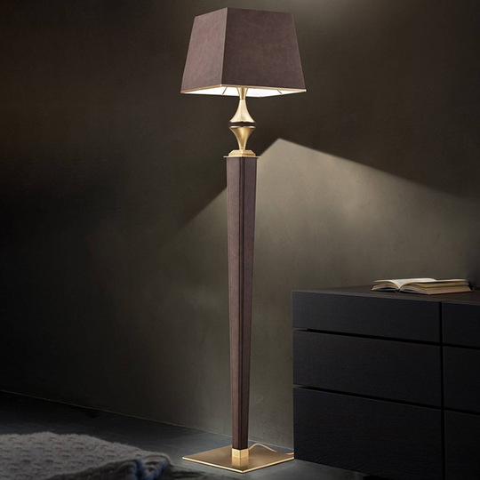 Golvlampa Darshan med brunt läderöverdrag