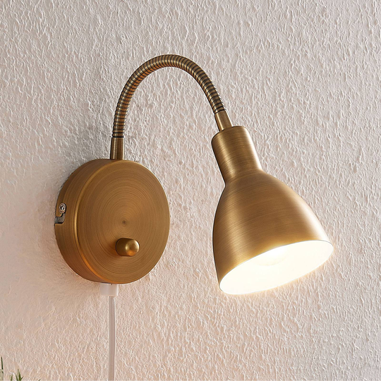 Amrei - rörlig vägglampa i mässing