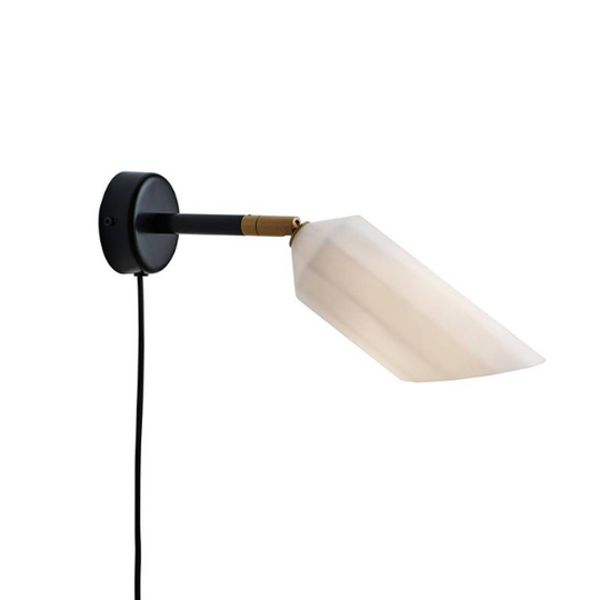 LE KLINT Pliverre vägglampa med opalglasskärm